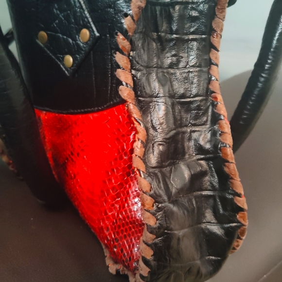 Unique, one of a kind, leather and snake skin bag by Novi Sudiono. - Picture 10 of 16